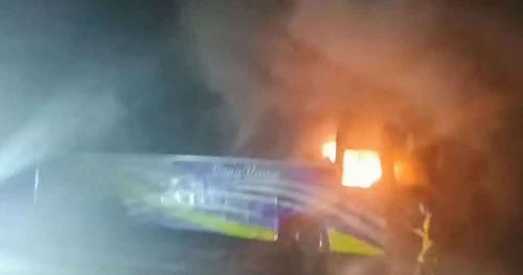 ঢাকা-চট্টগ্রাম মহাসড়কে দাঁড়িয়ে থাকা বাসে আগুন