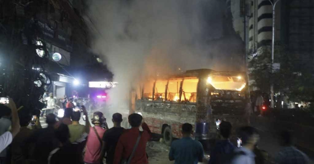 ঢাকাতে আবারও চলন্ত বাসে আগুন