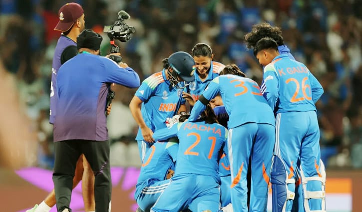 ৬৭৯ রানের ম্যাচে চ্যাম্পিয়ন অস্ট্রেলিয়াকে হারিয়ে ফাইনালে ভারত