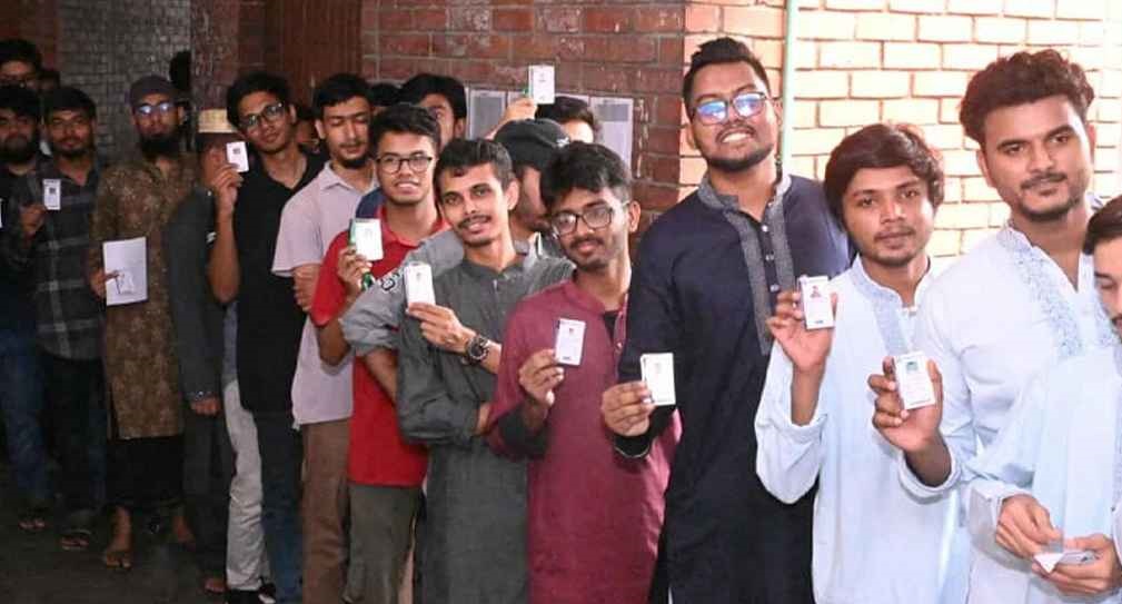 উত্তেজনার মধ্য দিয়ে শেষ হলো জাকসুর ভোটগ্রহণ, চলছে গণনার প্রস্তুতি