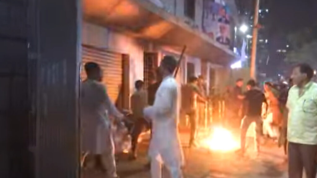 জাতীয় পার্টির কেন্দ্রীয় কার্যালয়ে হামলা আগুন