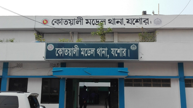 মামলা তুলে নিতে এসআই স্ত্রীকে পেটালেন পুলিশ পরিদর্শক