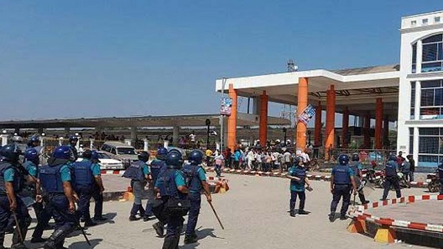 খুলনায় পুলিশকে লক্ষ্য করে ইটপাটকেল নিক্ষেপ, রেল স্টেশনে ভাঙচুর