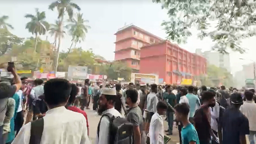 বিক্ষোভে উত্তাল কবি নজরুল ও শহীদ সোহরাওয়ার্দী কলেজ