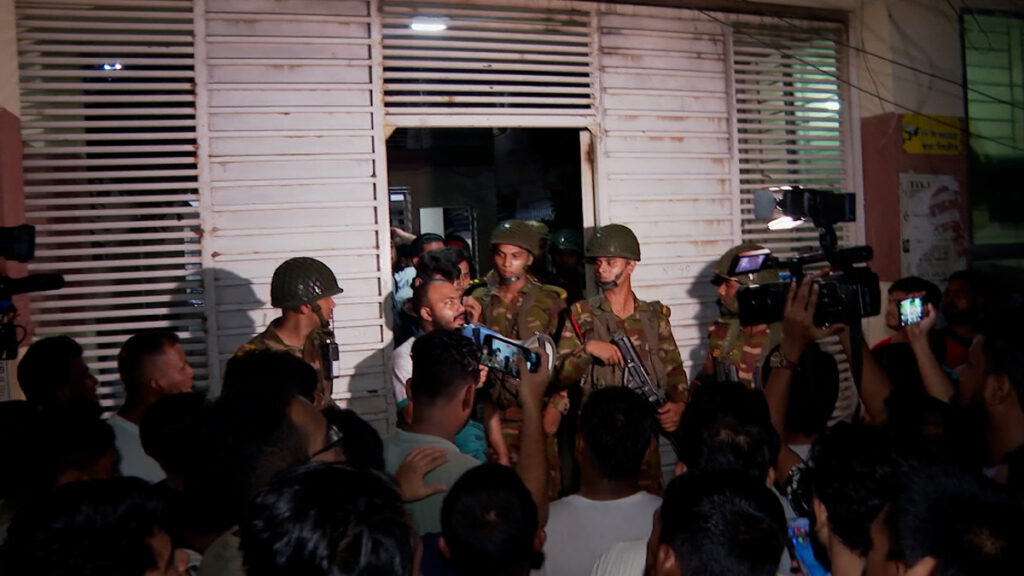 সাবেক স্বরাষ্ট্রমন্ত্রী আছেন ‘সন্দেহে’ বাড়ি ঘেরাও, তল্লাশি