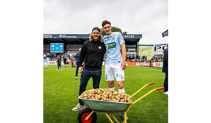 ম্যাচসেরা হয়ে পুরস্কার পেলেন এক বস্তা আলু!