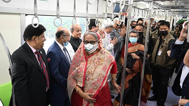প্রধানমন্ত্রীকে নিয়ে আগারগাঁও স্টেশনে থামল মেট্রোরেল