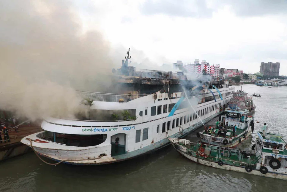 সদরঘাটে লঞ্চে অগ্নিকাণ্ড, নিয়ন্ত্রণে ১২ ইউনিট
