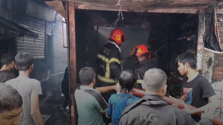 নারায়ণগঞ্জে হকার্স মার্কেটে আগুন, ৩০ দোকান পুড়ে ছাই
