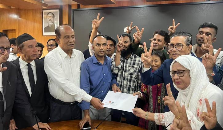 মাশরাফির পক্ষে মনোনয়নপত্র সংগ্রহ 