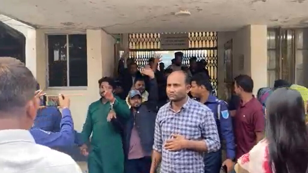 নরসিংদী থেকে ঢাকায় যাওয়ার পথে ছাত্রলীগের ১০ নেতা গ্রেফতার