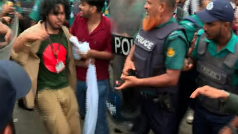 নতুনবাজার অবরোধ: লাঠিচার্জেও সরেনি ইউআইইউ শিক্ষার্থীরা