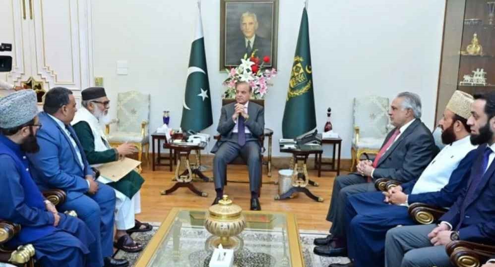 পাকিস্তানের প্রধানমন্ত্রীর কাছে ড. ইউনূসের চিঠি পৌঁছে দিলেন ধর্ম উপদেষ্টা