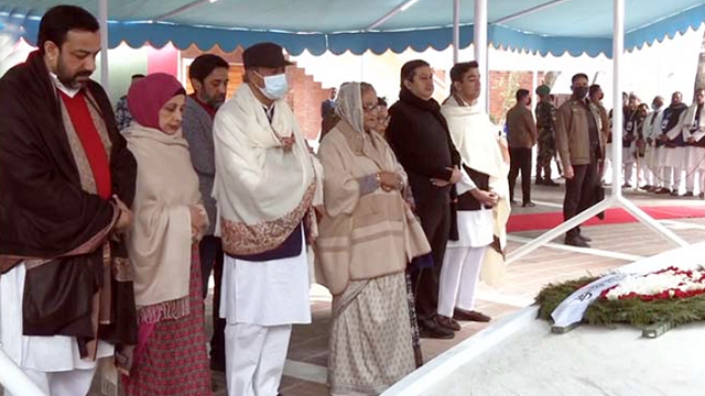 বঙ্গবন্ধুর সমাধিতে প্রধানমন্ত্রীর শ্রদ্ধা