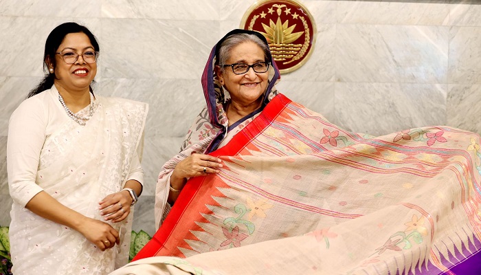 প্রধানমন্ত্রীকে কলাগাছের তন্তু থেকে তৈরি কলাবতী শাড়ি উপহার