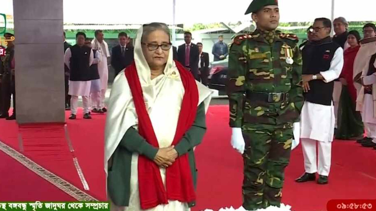 বঙ্গবন্ধুর প্রতিকৃতিতে প্রধানমন্ত্রীর শ্রদ্ধা