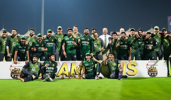 নওয়াজের হ্যাটট্রিসহ পাঁচ উইকেট শিকারে পাকিস্তান চ্যাম্পিয়ন