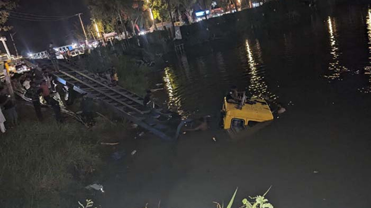 পতেঙ্গায় লরির ধাক্কায় পুকুরে পড়ে নিখোঁজ শিশু, নিহত ১