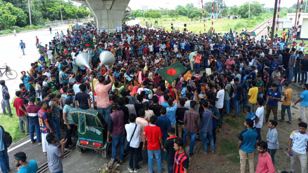 কোটা আন্দোলন: রেললাইন অবরোধ করে রাবি শিক্ষার্থীদের বিক্ষোভ