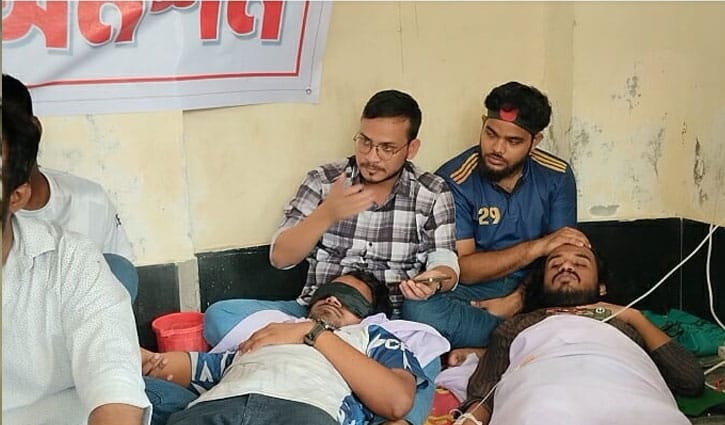 অসুস্থ হয়ে পড়েছেন অনশনরত রাবির চিকিৎসা মনোবিজ্ঞান বিভাগের ৫ শিক্ষার্থী