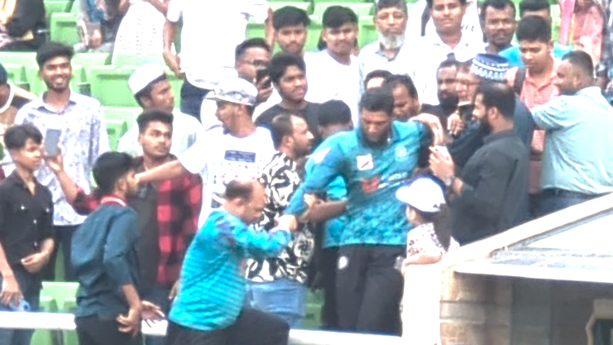 ডিপিএলে মেজাজ হারালেন রিয়াদ, তেড়ে গেলেন দর্শকের দিকে