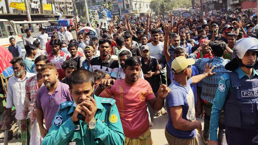 রাজধানীতে ব্যাটারিচালিত রিকশাচালকদের সড়ক অবরোধ, পুলিশের সঙ্গে সংঘর্ষ 