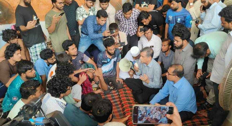 অনশনে থাকা শিক্ষার্থীদের খোঁজ নিতে কুয়েটে শিক্ষা উপদেষ্টা