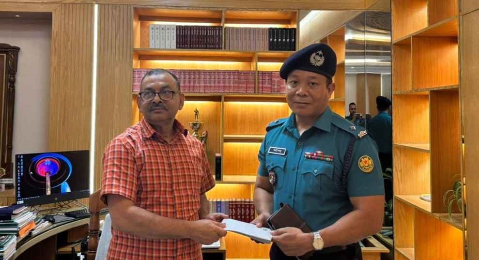 ধানমন্ডিতে মব নিয়ন্ত্রণ করে পুরস্কার পেলেন সেই ওসি