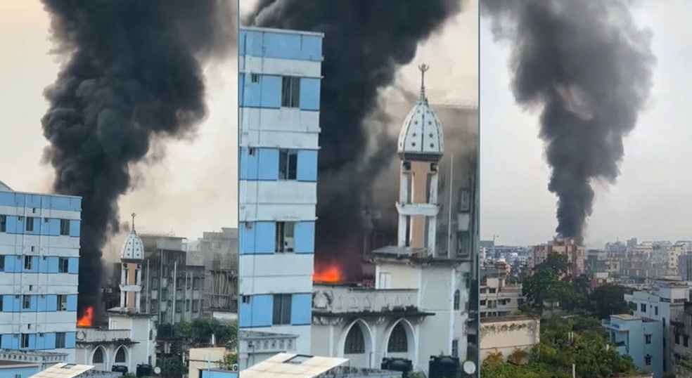 শেওড়াপাড়ায় মেট্রো স্টেশনের পাশের ভবনে আগুন