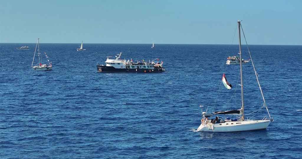 গাজামুখী ফ্লোটিলা বহরের ২ জাহাজ ঘিরে ফেলেছে ইসরায়েল
