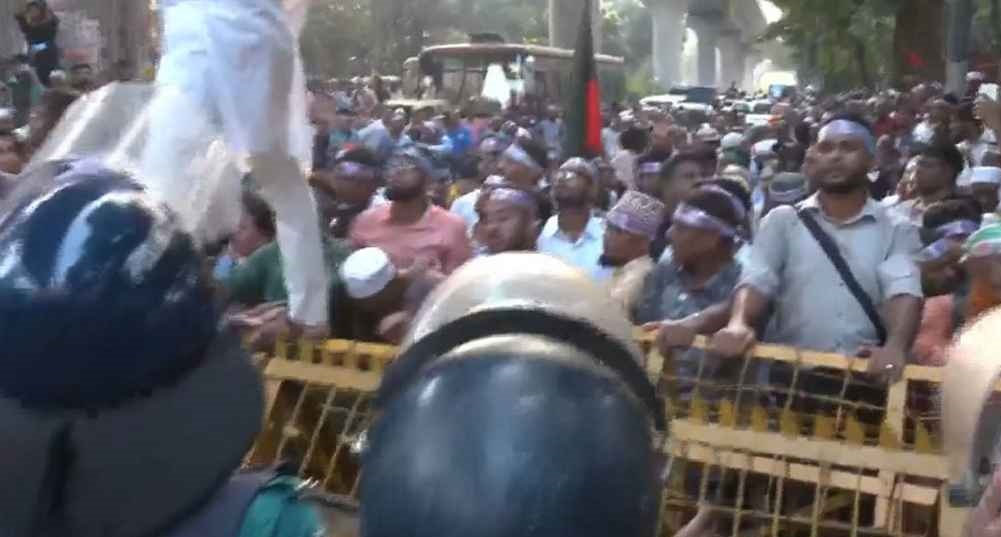 শিক্ষকদের ‘মার্চ টু সচিবালয়’ শুরু, পুলিশের বাধা