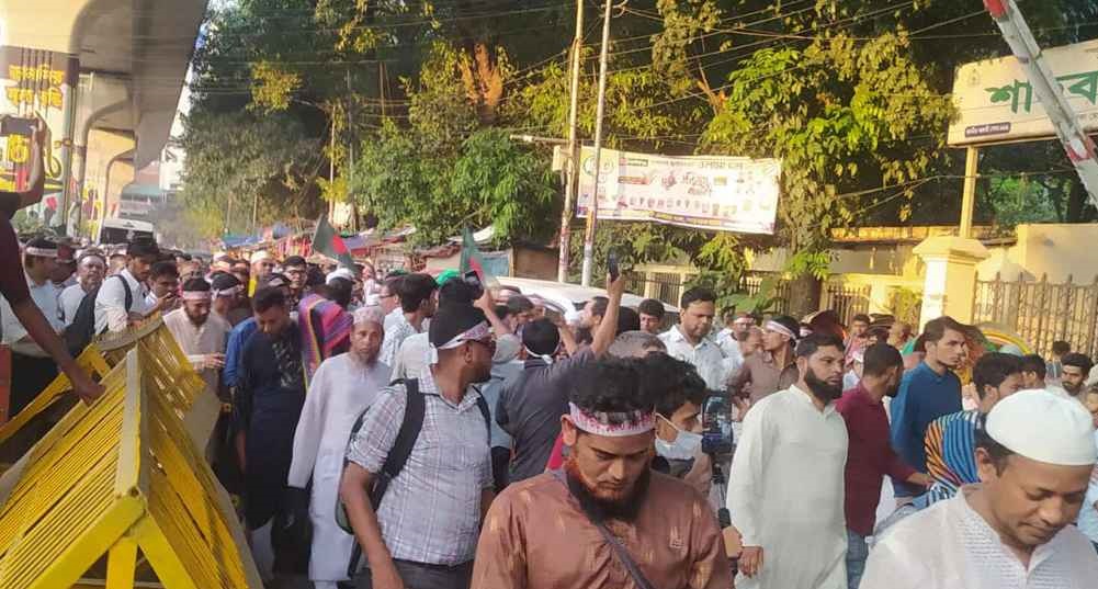 শাহবাগ মোড় ছেড়ে শহীদ মিনারে শিক্ষকরা