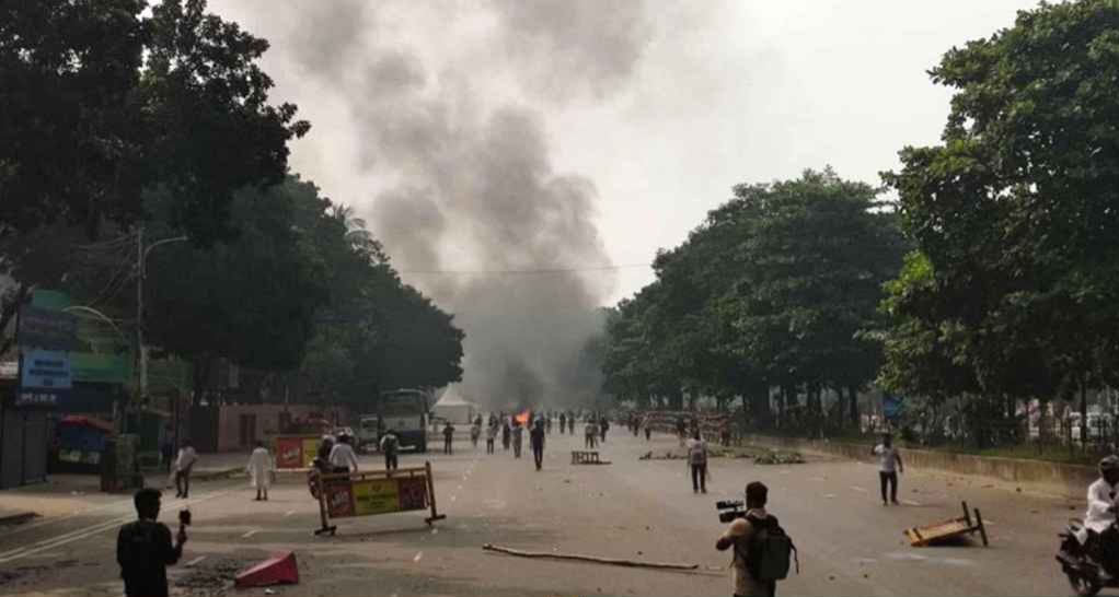 জুলাই যোদ্ধাদের সরিয়ে দিতে পুলিশের টিয়ারশেল নিক্ষেপ