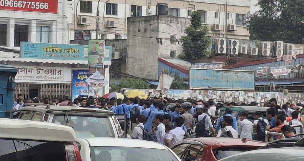 ফার্মগেটে সড়ক অবরোধ, যান চলাচল বন্ধ