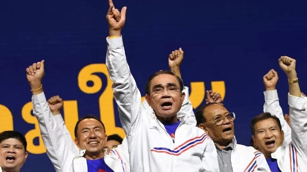 নির্বাচনকে সামনে রেখে পার্লামেন্ট বিলুপ্ত করলো থাইল্যান্ড