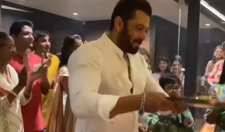 গণেশ পূজায় আরতি করলেন সালমান