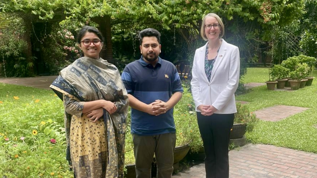 সারাহ কুকের সঙ্গে নাহিদ-জারার সাক্ষাৎ