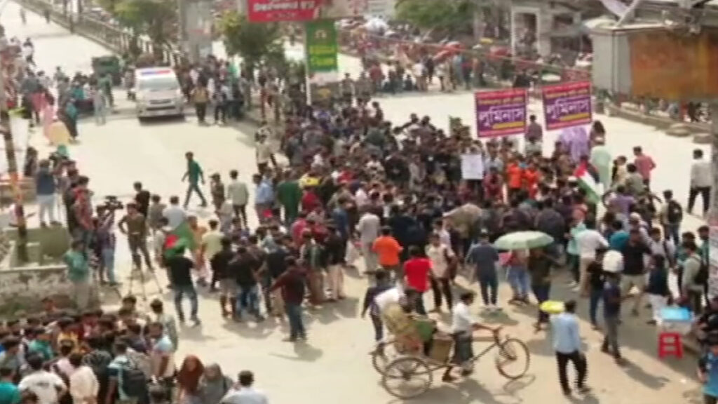 আজও সায়েন্সল্যাব মোড় অবরোধ ৭ কলেজের শিক্ষার্থীদের