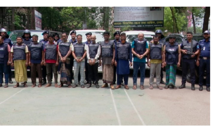 ডিবি পরিচয়ে ২০০ ভরি স্বর্ণ ও ৪০০ ভরি রুপা ডাকাতির ঘটনায় গ্রেপ্তার ১২