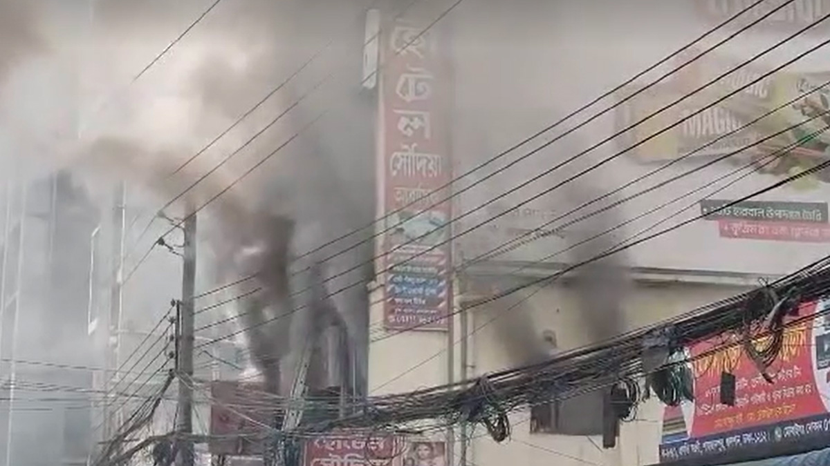 রাজধানীতে আবাসিক হোটেলে অগ্নিকাণ্ড, ৪ জনের মরদেহ উদ্ধার