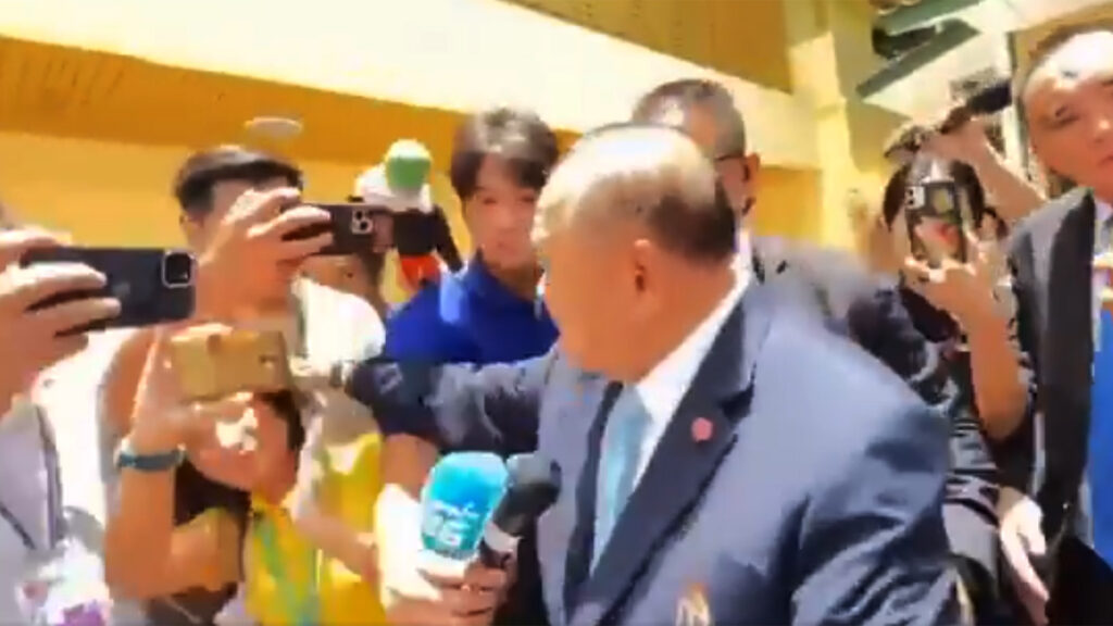 প্রশ্ন করায় সাংবাদিককে চড়-ঘুসি সাবেক থাই সেনাপ্রধানের