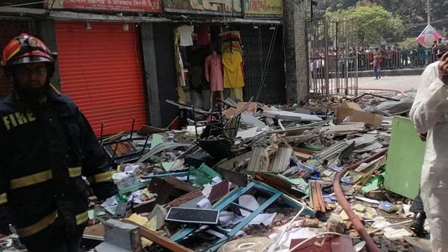 সায়েন্সল্যাবে বিস্ফোরণ, ধসে পড়েছে ৩ তলা ভবনের একাংশ