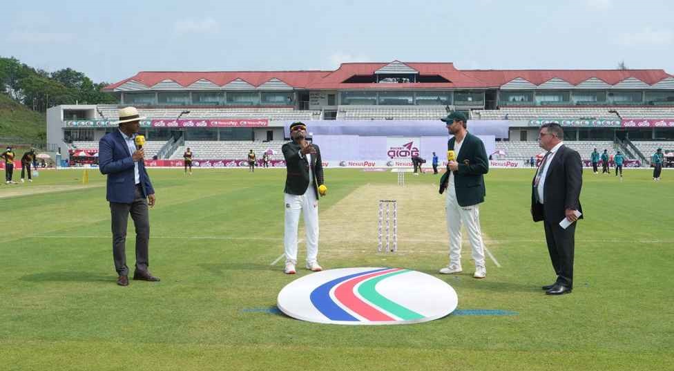 টস হেরে ফিল্ডিংয়ে বাংলাদেশ, সাকিবের অভিষেক