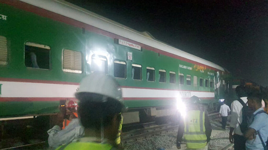 বগুড়ায় ট্রেন লাইনচ্যুত, ৫ জেলার সঙ্গে বন্ধ রেল যোগাযোগ