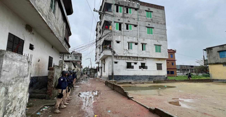 রূপগঞ্জে জঙ্গি আস্তানা সন্দেহে চারতলা বাড়ি ঘেরাও