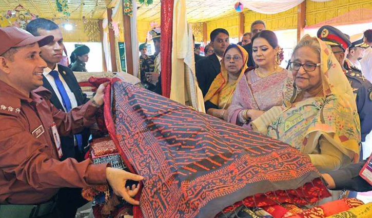 গাজীপুর এসে মালা আর টাঙ্গাইলের শাড়ি কিনলেন প্রধানমন্ত্রী