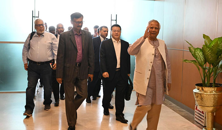 চীনের উদ্দেশে ঢাকা ছাড়লেন প্রধান উপদেষ্টা