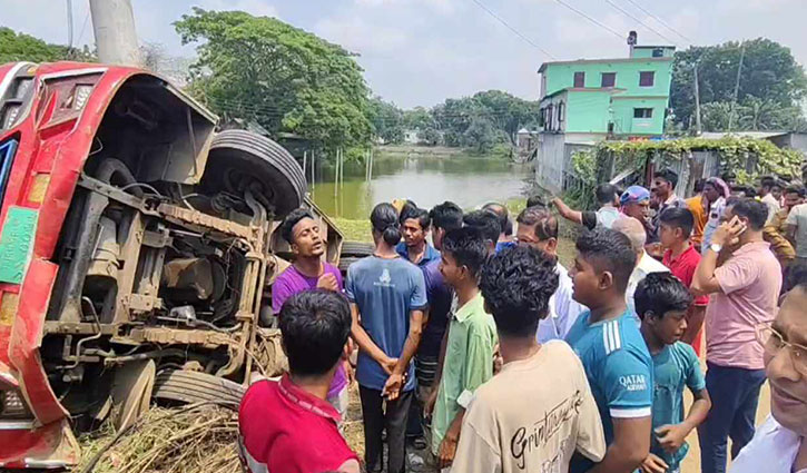 ফরিদপুরে বাস উল্টে খাদে, নিহত বেড়ে ৭