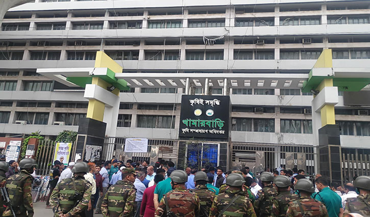 কৃষি ডিপ্লোমা শিক্ষার্থীদের বিক্ষোভ, খামারবাড়িতে সেনা মোতায়েন