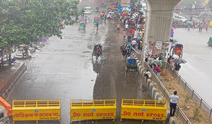 বৃষ্টি উপেক্ষা করে সাম্য হত্যার বিচার দাবিতে শাহবাগ অবরোধ